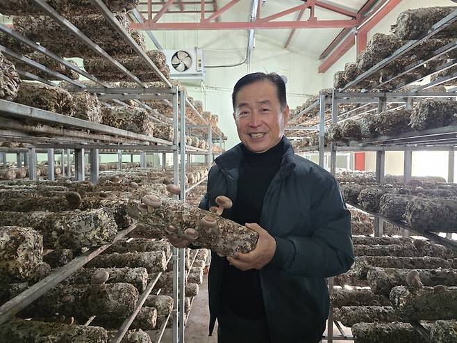 손광식 구미 로컬푸드 직매장 출하협의회장이 자신의 농장에서 생산되는 표고버섯을 설명하고 있다. 박용기기자