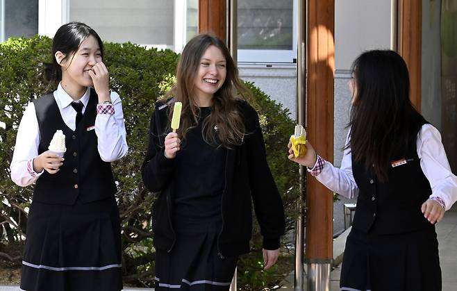 15일 오전 경북 경산여자고등학교에서 교환학생인 그레타 줄리(가운데·17) 학생이 친구들과 쉬는 시간에 아이스크림을 먹고 있다. 이윤호기자