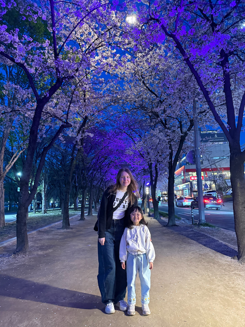 지난 4월 초 대구 수성구 수성못에서 독일인 교환학생 그레타와 홈스테이 가정의 딸 이수안(7)양이 벚꽃을 배경으로 기념촬영을 하고 있다. 김효진씨 제공