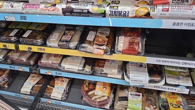 편의점 매대를 가득 채운 간편식 도시락. / 사진 = 조건희 기자