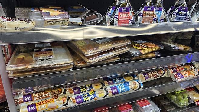 직장인 점심시간에 맞춰 편의점 간편식 매대가 가득 채워졌다. / 사진 = 조건희 기자