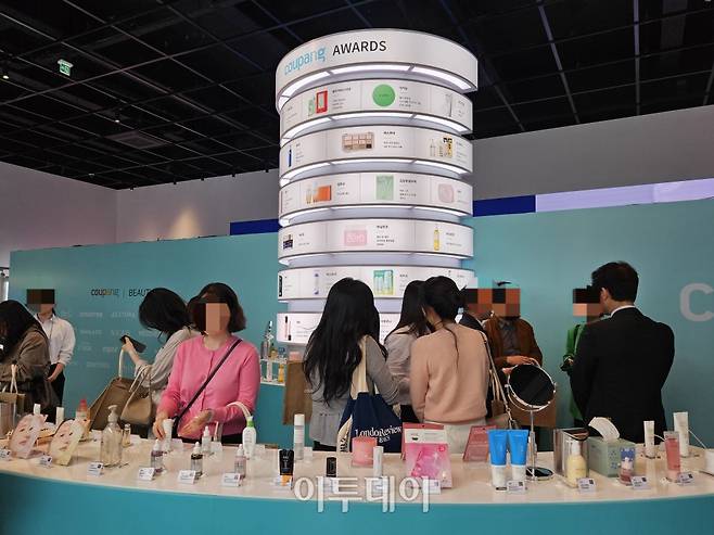 17일 오전 서울 성동구 성수동 앤더슨씨 성수에서 열린 쿠팡 메가뷰티쇼 버추얼스토어에서 방문객들이 부스를 둘러보고 있다.(문현호 기자 m2h@)