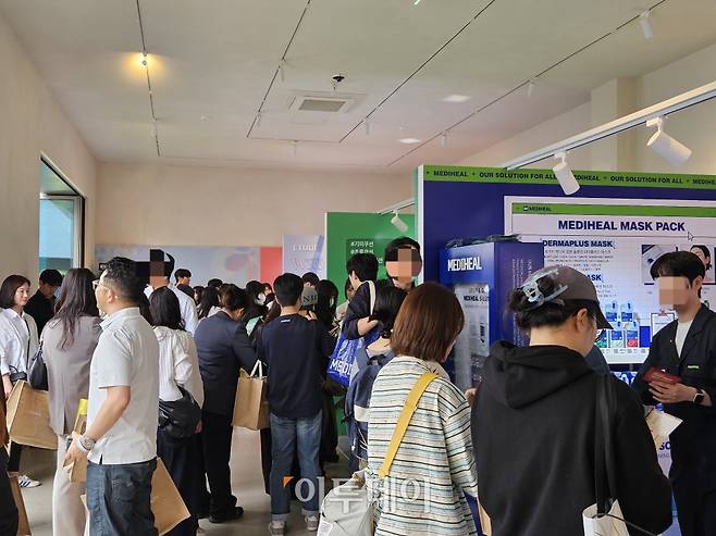 17일 오전 서울 성동구 성수동 앤더슨씨 성수에서 열린 쿠팡 메가뷰티쇼 버추얼스토어에서 방문객들이 부스를 둘러보고 있다.(문현호 기자 m2h@)