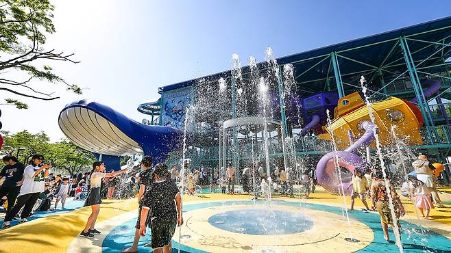 서울랜드 크라켄아일랜드 바닥분수(사진제공=서울랜드)