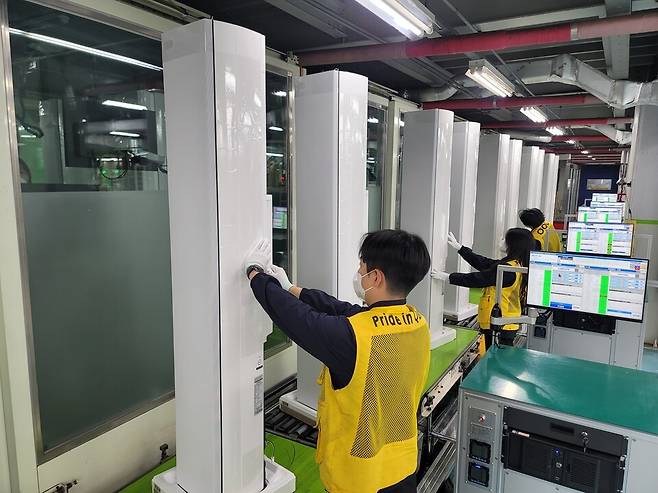 삼성전자 광주사업장 직원이 에어컨 생산 작업에 집중하고 있다. [사진=삼성전자]