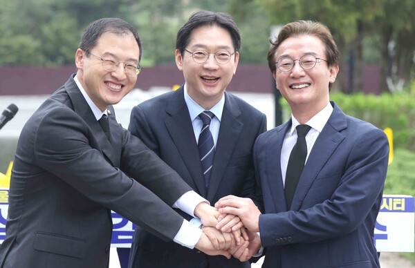 &nbsp;어게인 2018을 이루기 위해서는 김경수 후보가 반드시 승리해야 한다.&nbsp; 사진은 김경수(가운데) 후보가 경남 김해 봉하마을에서 지난 14일 전재수&nbsp; 부산시장 후보, 김상욱 울산시장 후보와 함께 부울경 메가시티 공동 출정식을 가진뒤 손을 맞잡고 있다.. 2026, 03,14 연합뉴스&nbsp; &nbsp;