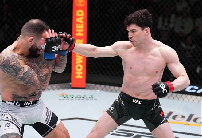 마이크 멜럿(오른쪽). 사진=UFC