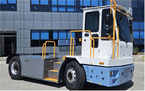 국산 무탄소 전기 야드트랙터.(사진=해양수산부)