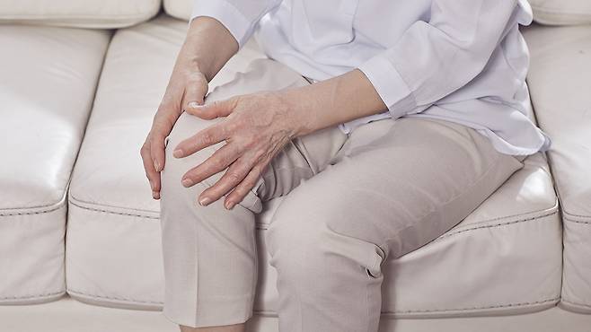 관절 주변 근육의 긴장된 상태가 지속되면 통증의 강도가 심해질 수 있다｜출처: 클립아트코리아