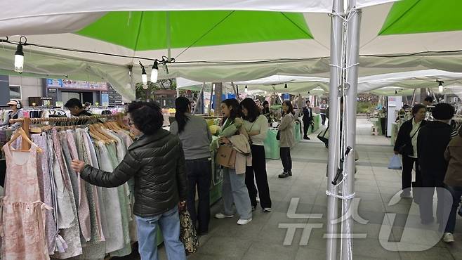 17일 행복한백화점 앞 야외 광장서 진행 중인 동행축제에서 소비자들이 물건을 살펴보고 있다. ⓒ 뉴스1 이재상 기자