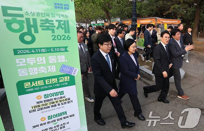 김민석 국무총리와 한성숙 중소벤처기업부 장관 등이 11일 전북 전주시 전주실내체육관에서 열린 동행축제 개막식에 참석해 참가 업체 부스 라운딩을 하고 있다. 2026.4.11 ⓒ 뉴스1 전북사진기자단