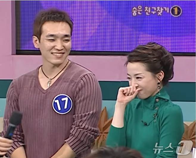 2005년 9월 29일 KBS 2TV '해피 투게더'에서 당시 인기 절정의 노현정 아나운서가  초등학교 시절  첫사랑 김민수 국민의힘 최고위원에게 '반갑다 친구야'라며 손을 내민 뒤 수줍은 미소를 짓고 있다. 김 최고위원과 지금은 현대가 며느리가 된 노 아나운서는 서울 개포초등학교 동창이다. (KBS 갈무리) ⓒ 뉴스1