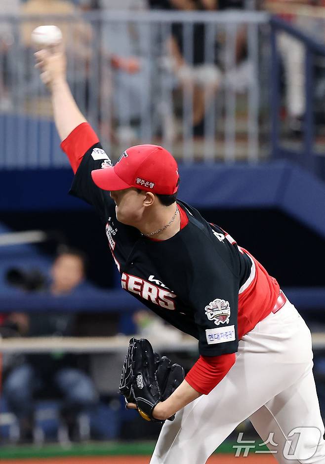 25일 오후 서울 구로구 고척스카이돔에서 열린 프로야구 '2025 신한 SOL뱅크 KBO 리그' KIA와 키움의 경기, 9회말 KIA 정해영이 역투하고 있다. 2025.6.25 ⓒ 뉴스1 이동해 기자