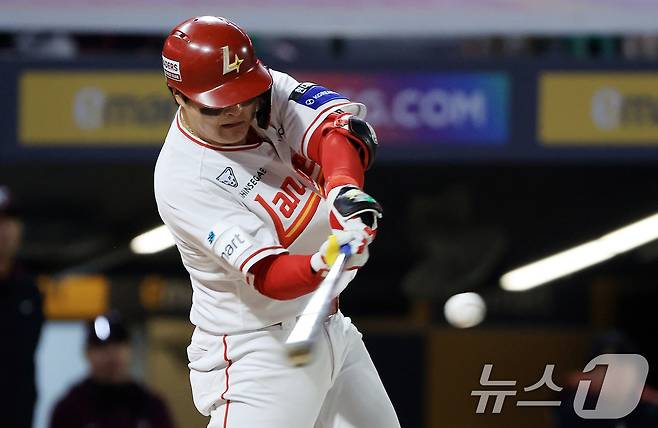 1일 인천 미추홀구 문학야구장에서 열린 '2026 신한 SOL KBO리그' 키움 히어로즈와 SSG 랜더스의 경기, SSG 랜더스 고명준이 4회말 무사 선두타자로 나서 안타를 치고 있다. 2026.4.1 ⓒ 뉴스1 이호윤 기자