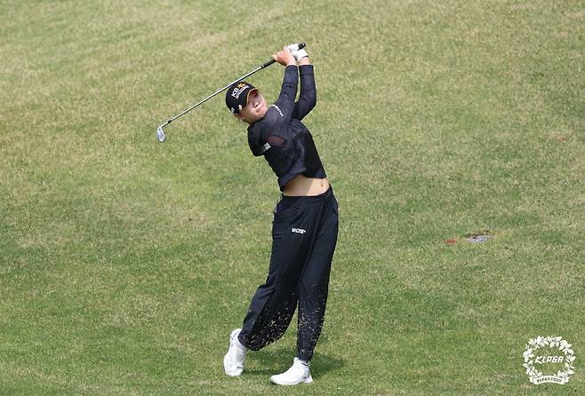 방신실이 18일 경남 김해의 가야 컨트리클럽(파72)에서 열린 KLPGA 투어 넥센·세인트나인 마스터즈 2라운드 7번홀에서 아이언샷을 하고 있다. (KLPGA 제공)