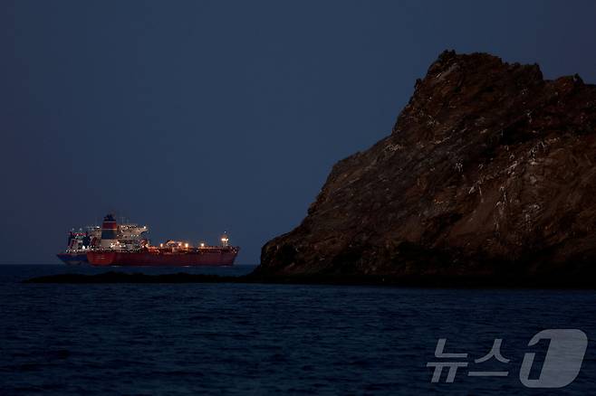 유조선 칼리스토호가 오만 무스카트 인근 해상에 정박해 있다. 2026.03.10. ⓒ 로이터=뉴스1