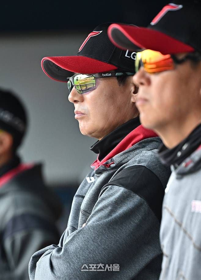 LG 염경엽 감독이 29일 잠실구장에서 열린 2026 KBO 리그 KT와 경기에서 선수들의 플레이를 지켜보고 있다. 잠실 | 박진업 기자 upandup@sportsseoul.com