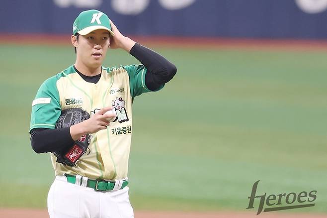 키움 안우진이 12일 서울 고척스카이돔에서 열린 2026 KBO리그 정규시즌 롯데전 선발 등판해 모자를 만지고 있다. 사진 | 키움 히어로즈