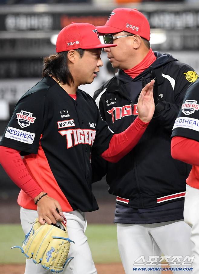 10일 대전 한화생명볼파크에서 열린 한화와 KIA의 경기. 승리한 KIA 김범수, 이범호 감독이 기뻐하고 있다. 대전=박재만 기자 pjm@sportschosun.com/2026.04.10/