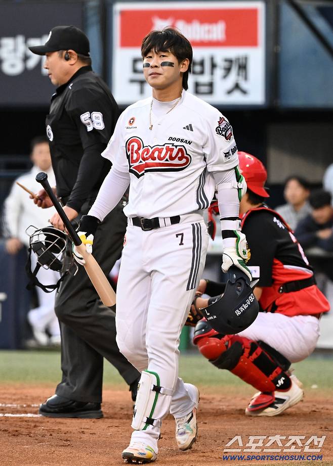 주심에게 양해를 구한 박찬호는 헬멧을 벗고 타이거즈 팬들을 향해 고개를 숙였다.