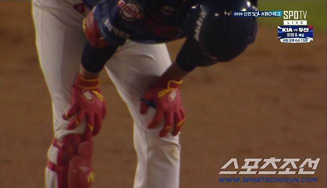 롯데 자이언츠 노진혁이 16일 LG전서 8회초 안타성 타구를 쳤으나 LG 우익수 최원영에게 잡힌 뒤 고개를 숙여 아쉬워하고 있다. 스포티비 중계화면 캡쳐