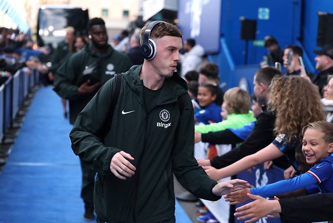 경기장에 들어가면서 팬들과 하이파이브를 하는 파머  로이터<저작권자(c) 연합뉴스, 무단 전재-재배포, AI 학습 및 활용 금지>