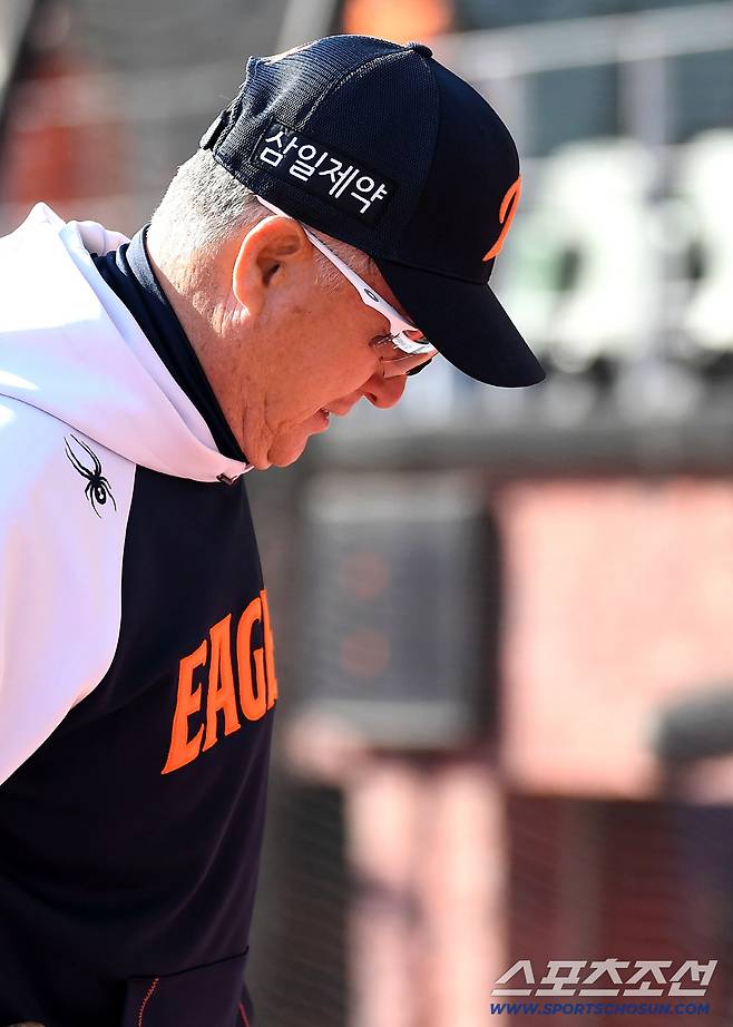 7일 인천 SSG랜더스필드에서 열리는 SSG와 한화의 경기. 선수들 훈련 지켜보는 한화 김경문 감독. 인천=송정헌 기자songs@sportschosun.com/2026.04.07/