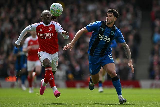 아스널전에 출전한 세네시(오른쪽)  AFP<저작권자(c) 연합뉴스, 무단 전재-재배포, AI 학습 및 활용 금지>