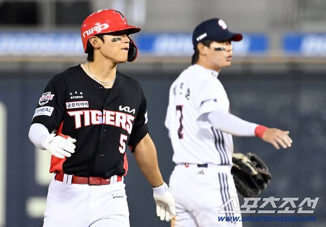 17일 잠실구장에서 열린 두산과 KIA의 경기. 9회초 2사 1루 KIA 김도영이 안타를 날린 뒤 두산 유격수 박찬호와 마주치고 있다. 잠실=박재만 기자 pjm@sportschosun.com