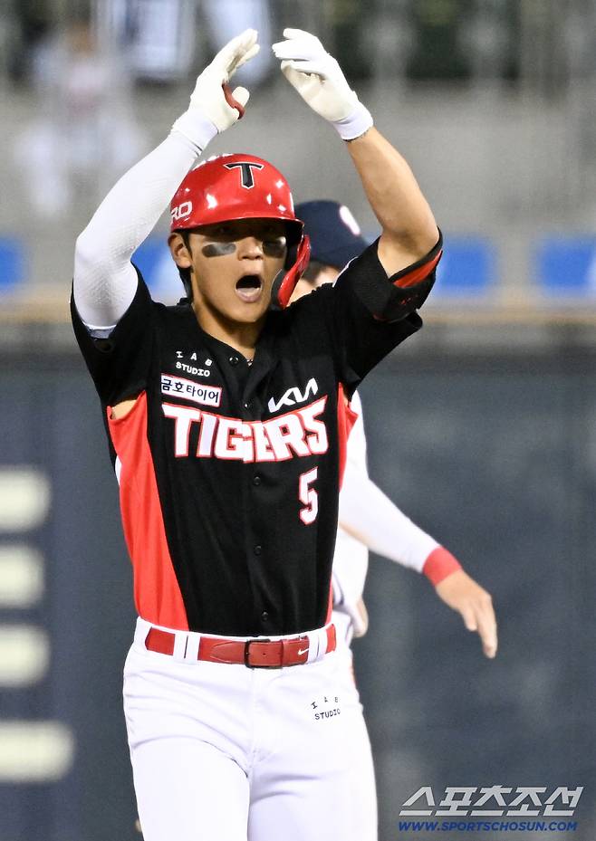 2점 차 타이트한 상황에서 잠실구장을 가른 김도영은 2루에 안착한 뒤 포효했다.