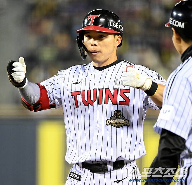 2일 잠실야구장에서 열린 KIA와 LG의 경기. 4회말 1사 1루 LG 문성주가 안타를 치고 기뻐하고 있다. 잠실=허상욱 기자wook@sportschosun.com/2026.04.02/