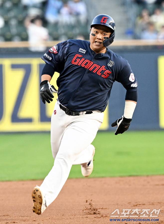 16일 잠실구장에서 열린 LG와 롯데의 경기. 롯데 한동희가 3루를 향해 달리고 있다. 잠실=박재만 기자 pjm@sportschosun.com/2026.04.16/