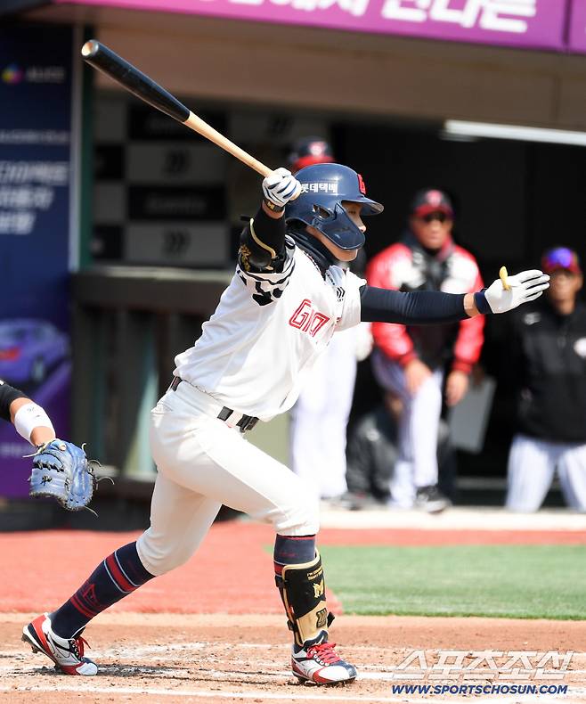 14일 부산 사직야구장에서 열린 KBO리그 롯데 자이언츠와 LG 트윈스의 시범경기. 롯데 황성빈이 타격을 하고 있다. 부산=박재만 기자 pjm@sportschosun.com/2026.03.14/