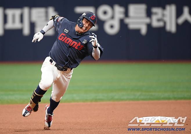 12일 서울 고척스카이돔에서 열린 롯데-키움전. 8회초 2사 황성빈이 3루타를 친 후 전력질주하고 있다. 고척=정재근 기자 cjg@sportschosun.com/2026.4.12/