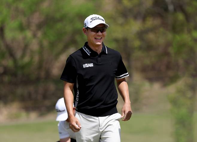 4번홀 버디퍼팅 성공후 환하게 웃고 있는 권성열.