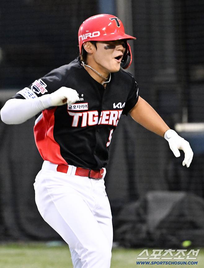 18일 잠실구장에서 열린 두산과 KIA의 경기. 8회초 1사 2루 KIA 김도영이 투런포를 날린 뒤 환호하고 있다. 잠실=박재만 기자 pjm@sportschosun.com/2026.04.18/