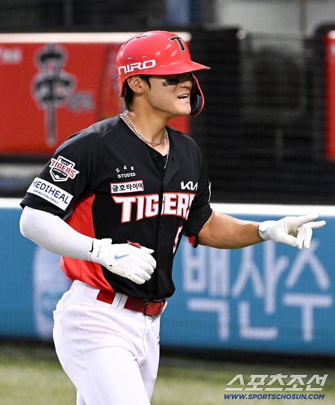 18일 잠실구장에서 열린 두산과 KIA의 경기. 8회초 1사 2루 KIA 김도영이 투런포를 날린 뒤 환호하고 있다. 잠실=박재만 기자 pjm@sportschosun.com/2026.04.18/