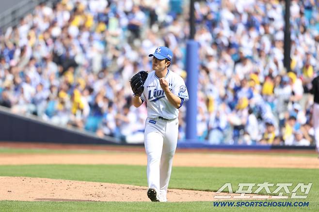 삼성 라이온즈 이승민이 4회초 1사 1,2루의 위기에서 홍창기를 투수앞 병살타로 막고 내려오고 있다. 사진제공=삼성 라이온즈