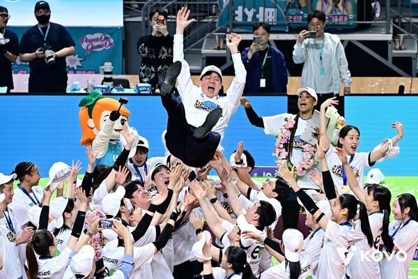 챔피언결정전 우승 후 헹가래 받는 이영택 감독. ⓒKOVO