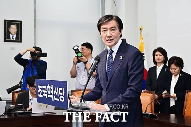 조국 조국혁신당 대표의 평택을 출마로 진보당과의 연대에 금이 갔다는 평가가 나온다. 사진은 조 대표가 지난 14일 오전 서울 여의도 국회에서 기자회견을 열고 국회의원 보궐선거 평택을 지역구 출마 선언을 하는 모습. /배정한 기자