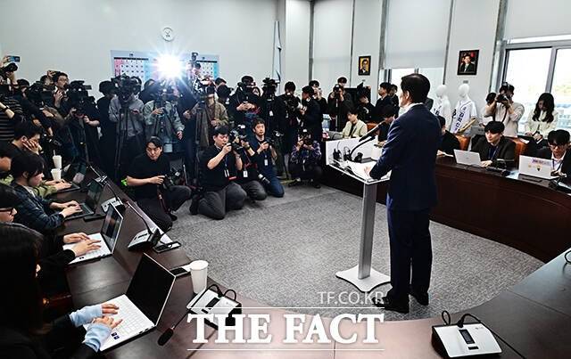 조 대표의 평택을 출마에 진보당은 다소 격앙된 반응을 보였다. 사진은 조 대표가 지난 14일 오전 서울 여의도 국회에서 기자회견을 열고 국회의원 보궐선거 평택을 지역구 출마 선언을 하는 모습. /배정한 기자