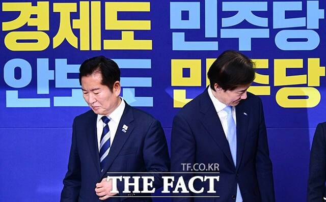 김영진 민주당 의원은 지난 16일 "조 대표와 한 전 대표가 북구에서 싸우는 건 좋지 않다고 생각했다는 뜻을 조 대표에게 전했다"고 말했다. 다만 개인적인 의견을 개진한 것뿐 당 차원의 메시지는 없었던 것으로 보인다. 사진은 정청래 민주당 대표(왼쪽)와 조 대표. /남윤호 기자