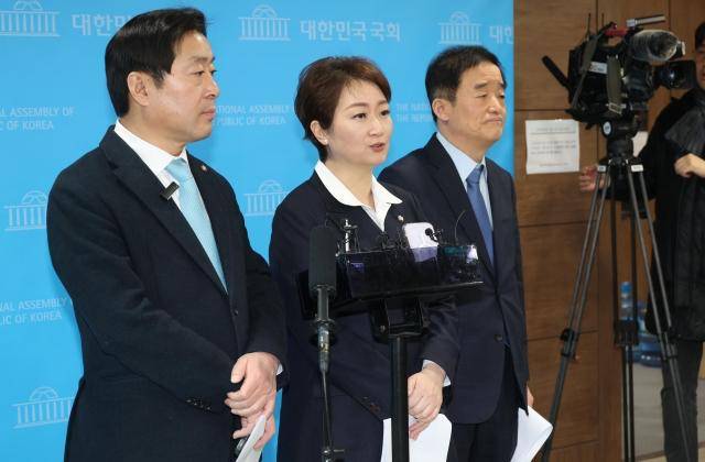 이언주·강득구 더불어민주당 최고위원(가운데·오른쪽)이 정 대표의 억울한 컷오프, 낙하산 공천, 계파 정치, 부당한 배제가 없는 '4무(4無)' 공천 약속을 강조하며 이 후보의 재감찰을 촉구했다. /뉴시스