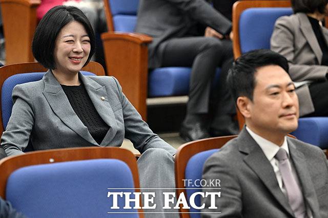 배현진 국민의힘 의원은 18일 미국을 방문중인 장동혁 대표를 향해 "돌아오면 후보들을 위해서라도 본인의 거취를 잘 고민하길 바란다"고 경고했다. 사진은 2월 23일 국회에서 열린 의원총회에서 송언석 원내대표의 모두발언을 듣고 있는 배 의원(왼쪽)과 장 대표. /남용희 기자