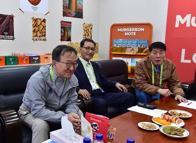 신주식 대회장, 김문찬 조직위원장, 이윤성 부회장(왼쪽부터)이 관계자들과 회의를 하고 있다.