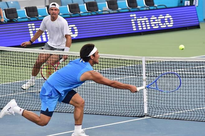 볼트의 각도 깊은 샷을 맞받아치는 부 윤차오케테.