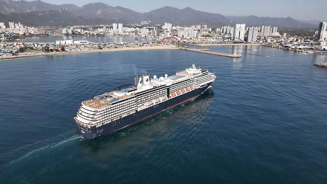 강원 속초항에 올해 첫 크루즈인 8만2000t급 대형 프리미엄 크루즈 웨스테르담호가 18일 2000여 명의 외국인 관광객을 태우고 입항하고 있다. 속초시 제공