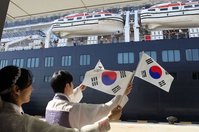 강원 속초항에 올해 첫 크루즈인 8만2000t급 대형 프리미엄 크루즈 웨스테르담호가 18일 2000여 명의 외국인 관광객을 태우고 입항하고 있다. 속초시 제공