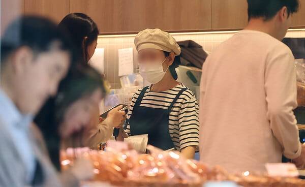 서을 시내의 한 베이커리에서 아르바이트생이 계산하는 모습. 사진은 기사와 무관한 자료 사진. /뉴스1