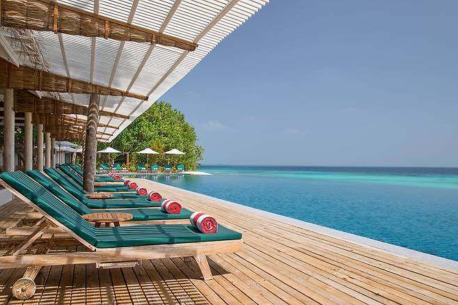 지난해 리모델링 때 새로 단장한 메인 인피니티풀. /NH컬렉션 몰디브 리티 리조트